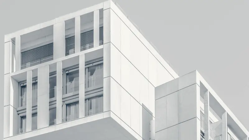Fachada de un edificio blanco de líneas geométricas en Madrid