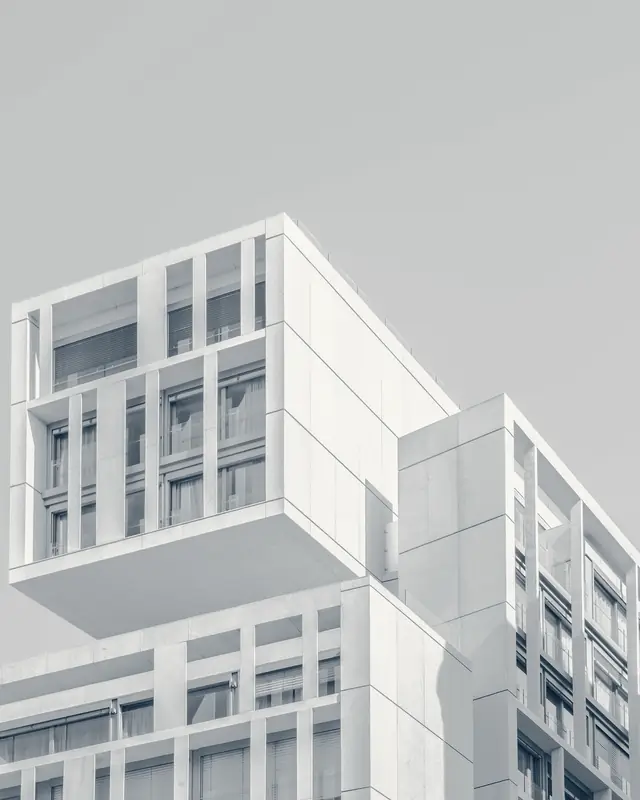 Edificio blanco de líneas geométricas en Madrid bajo un cielo despejado