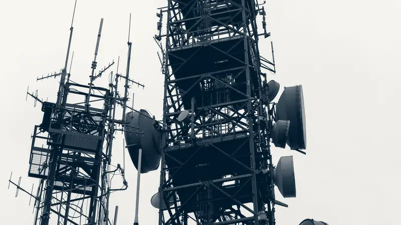Torres de telecomunicaciones de celosía con antenas, en blanco y negro